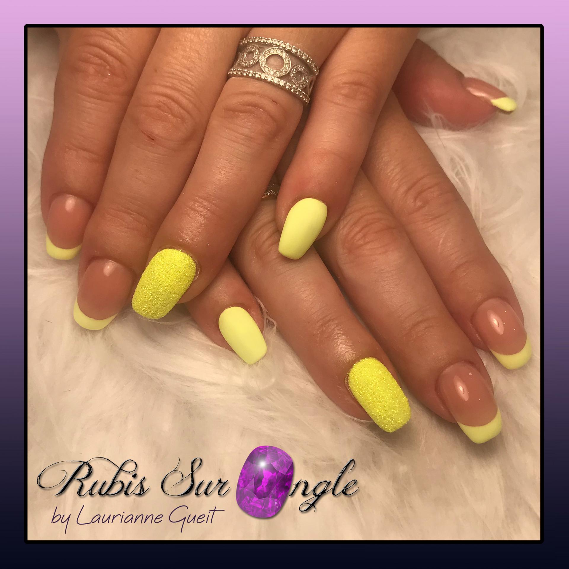 Rubis-Sur-Ongle-Nail-Art-French-Jaune-Effet-Sucre