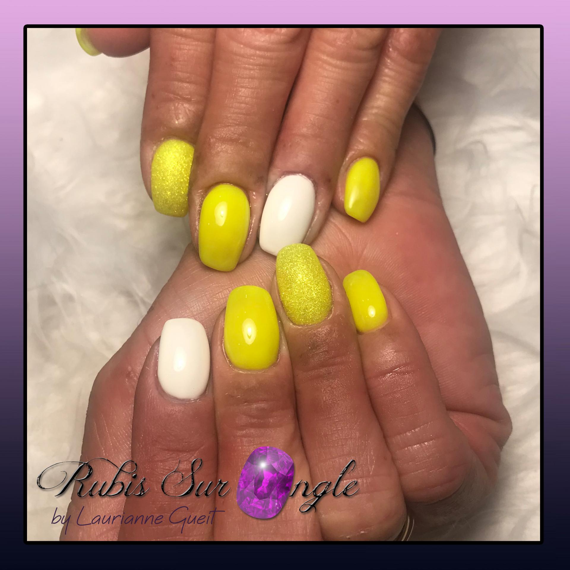 Rubis-Sur-Ongle-Nail-Art-Jaune-Blanc